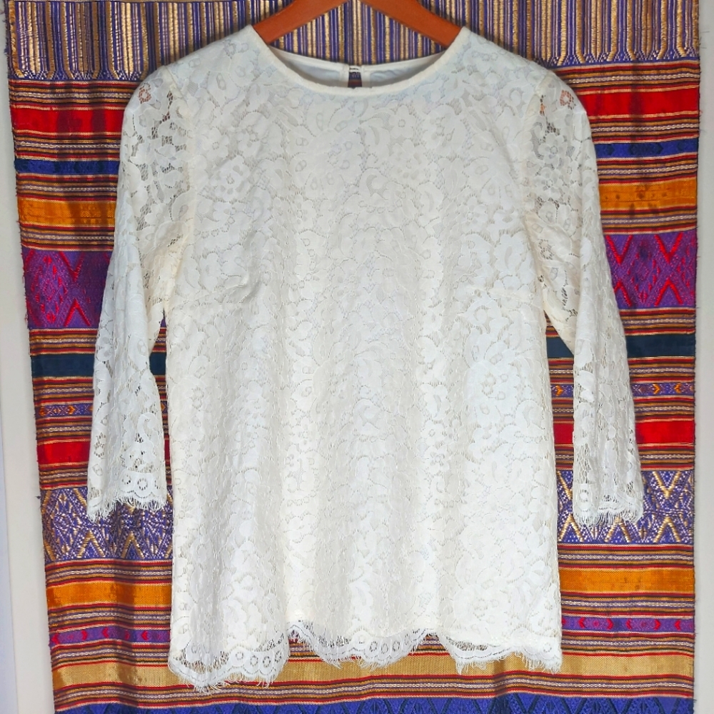 Delicate lace top with 3/4 sleeves